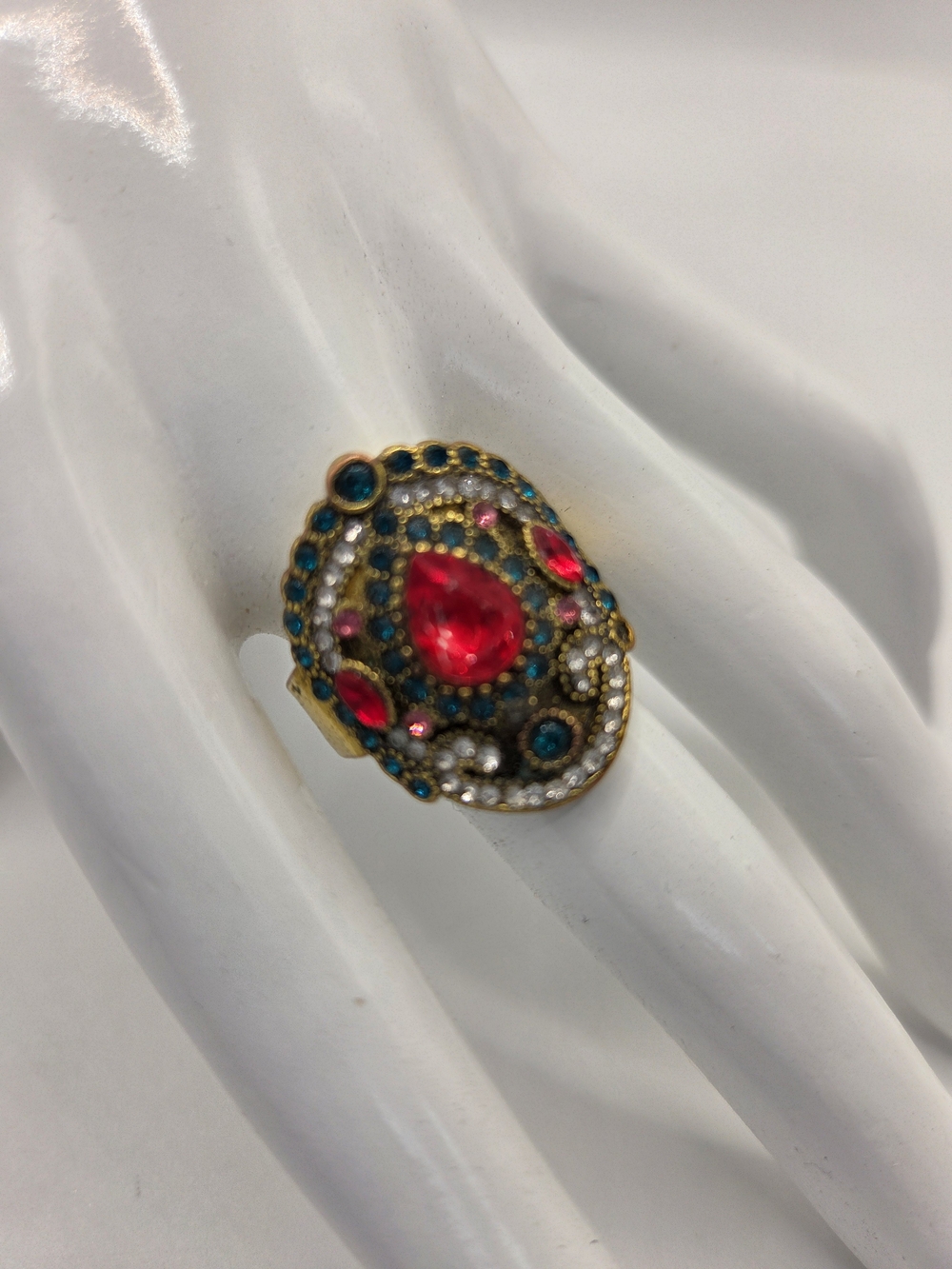 Betsey Johnson Gold Tone Red Siam Crystal Antique Victorian Ring Size 8 - Picture 2 of 6
